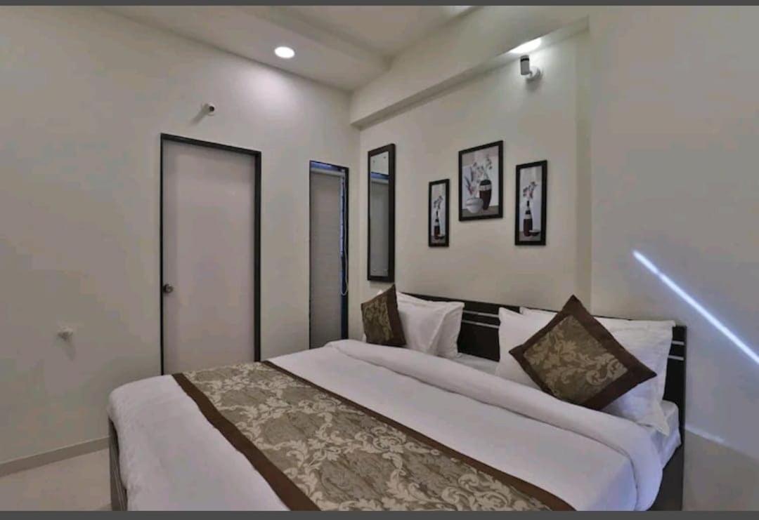 Oyo 80228 Hotel Richa Hālol Kültér fotó