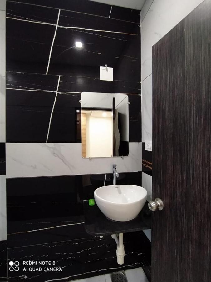 Oyo 80228 Hotel Richa Hālol Kültér fotó
