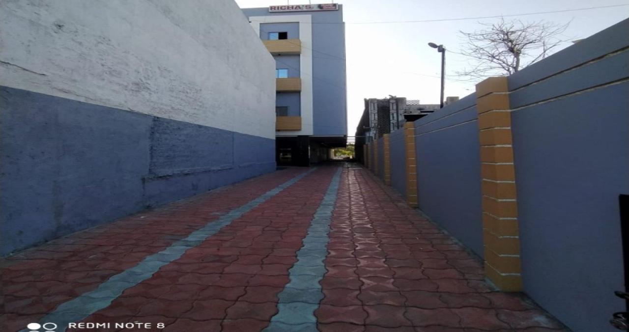 Oyo 80228 Hotel Richa Hālol Kültér fotó